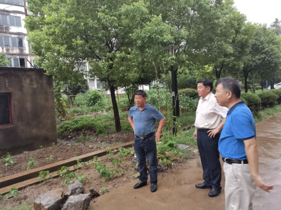 7月28日,鲁金杰局长,柏晓东副局长现场查看舜耕山隧道顶暴雨后泥土